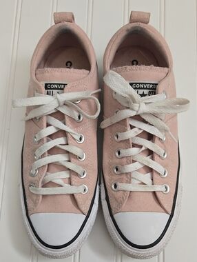 Converse Pink Low Top Sneakers / Size 8